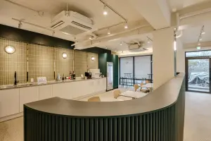 그린 컬러가 돋보이는 모던 인더스트리얼 오피스 라운지